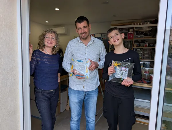 Réalisez et décorez vos assiettes en verre en famille avec Brigitte - Image n°5 - Wecandoo