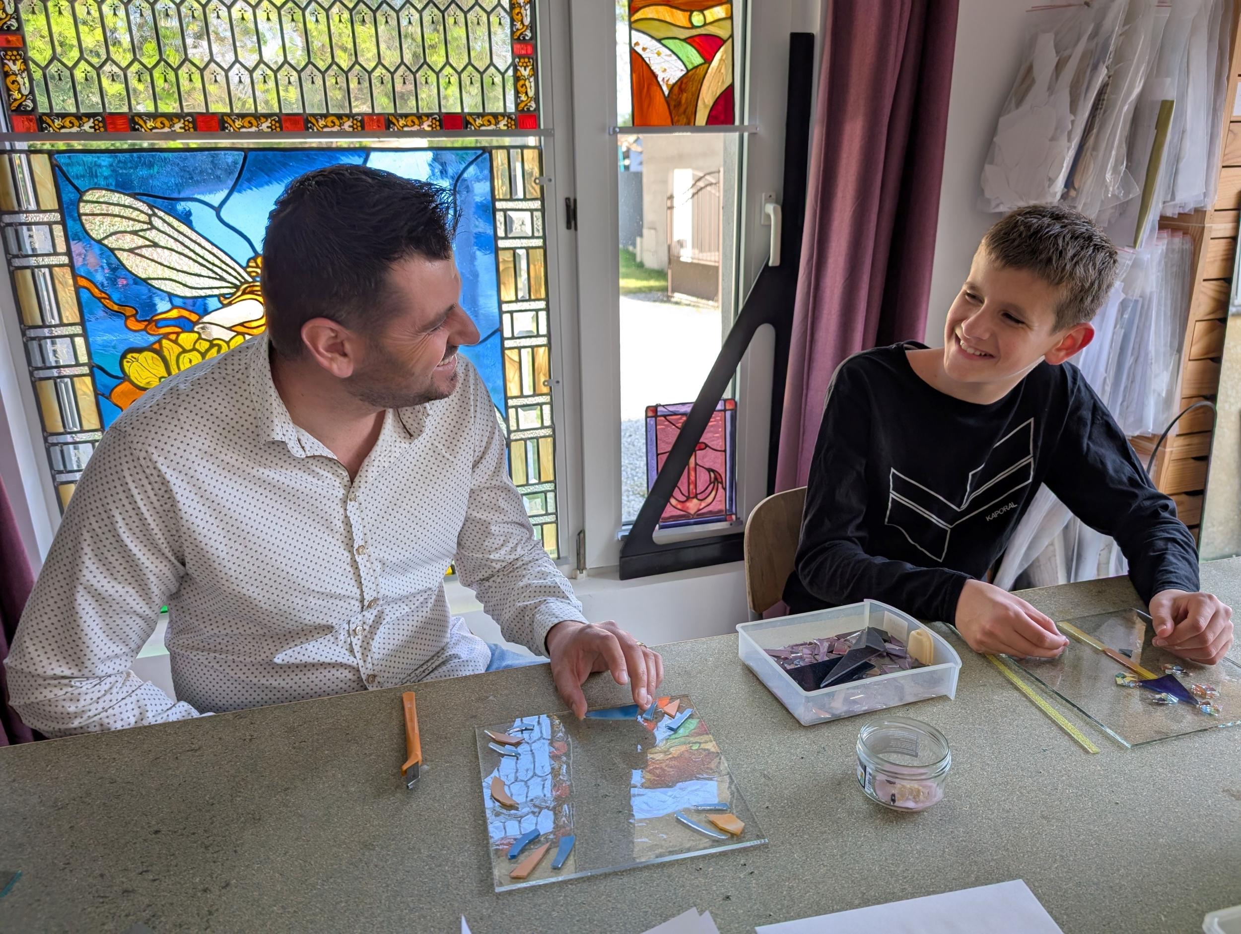 Réalisez vos assiettes en verre en famille