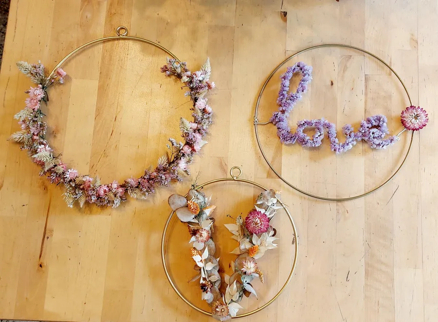 Réalisez votre couronne murale en fleurs séchées avec Stéphanie - Image n°1 - Wecandoo