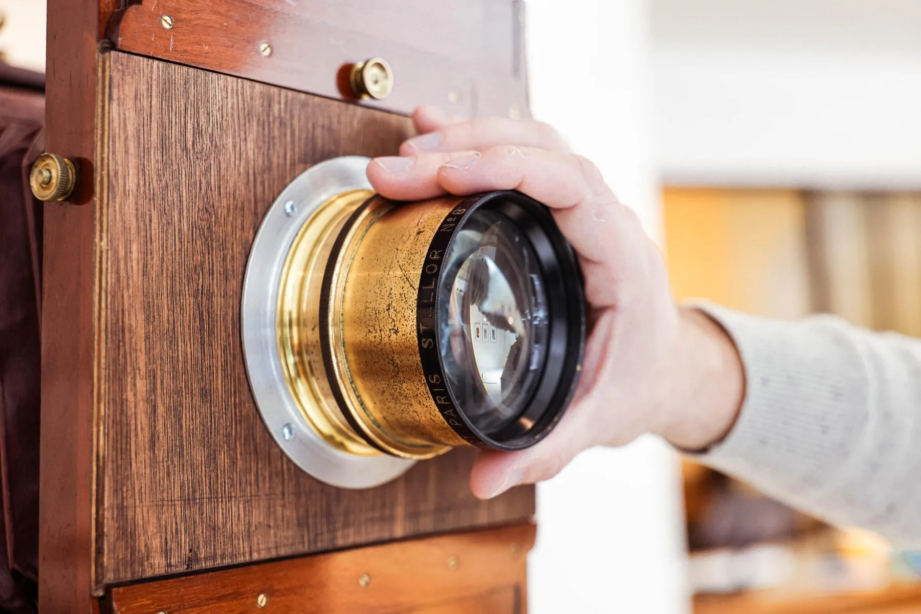 Réalisez votre portrait à la chambre photographique des années 1900 avec Thibaut - Image n°3 - Wecandoo