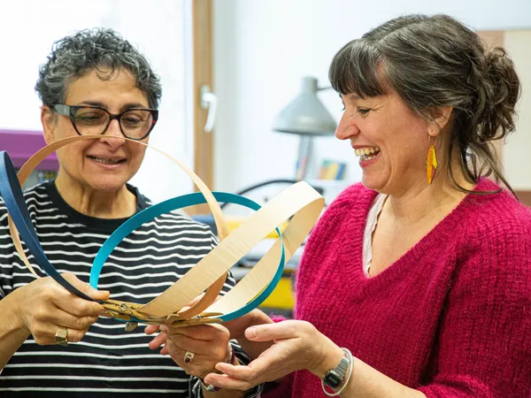 Réalisez votre abat-jour ou suspension en marqueterie contemporaine avec Marie - Image n°2 - Wecandoo