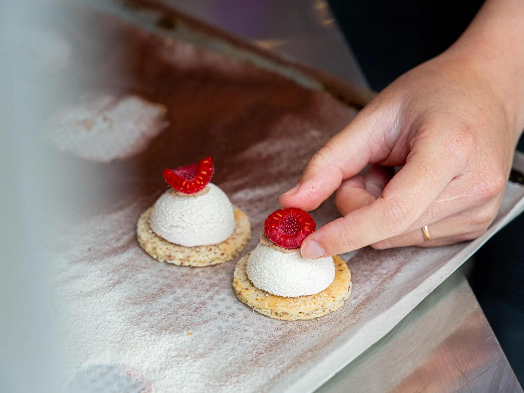 Réalisez 4 recettes de mignardises pâtissières en duo avec Salomé - Image n°4 - Wecandoo