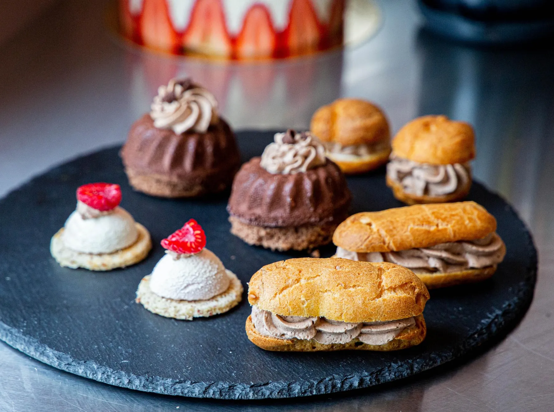 Réalisez 4 recettes de mignardises pâtissières en duo avec Salomé - Image n°1 - Wecandoo