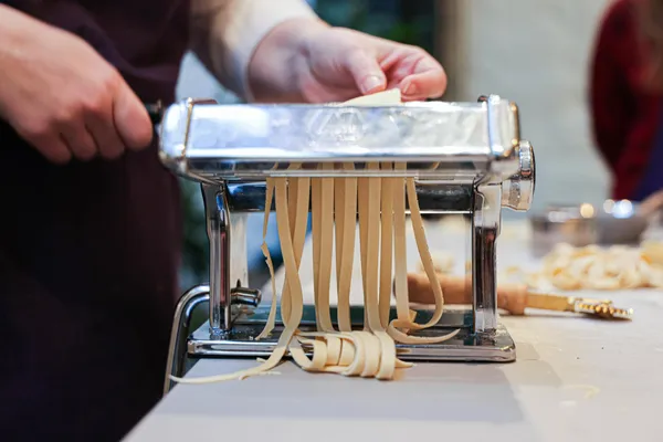 Réunissez votre équipe et confectionnez des pâtes fraiches avec Justine Piluso - Image n°2 - Wecandoo