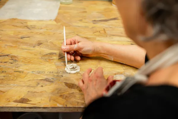 Modelez votre broche en porcelaine avec Stéphanie - Image n°4 - Wecandoo