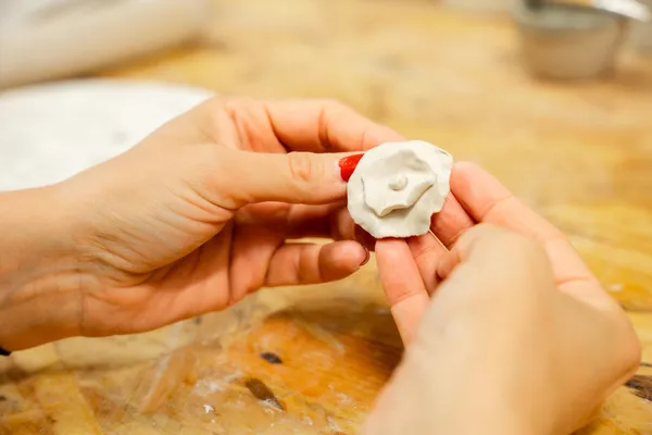 Wecandoo - Modelez votre broche en porcelaine