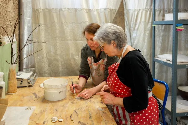 Modelez votre broche en porcelaine avec Stéphanie - Image n°2 - Wecandoo