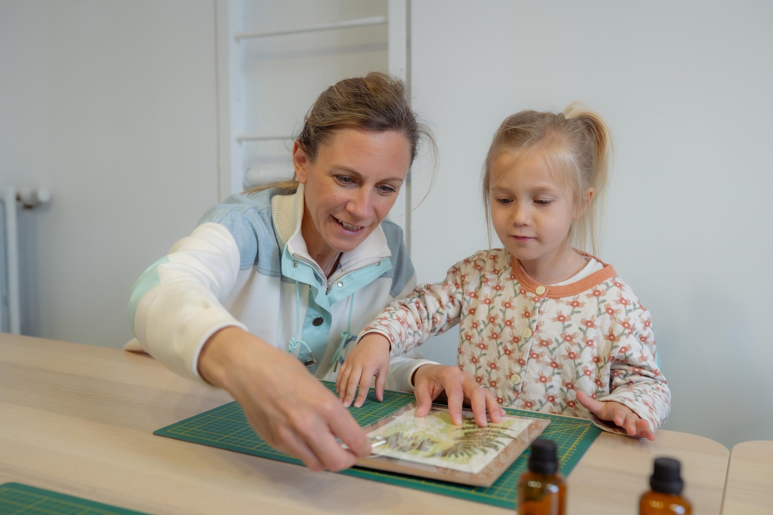 Wecandoo - Initiez-vous au cyanotype en duo avec votre enfant, accompagnés par Mathilde - Image n°4