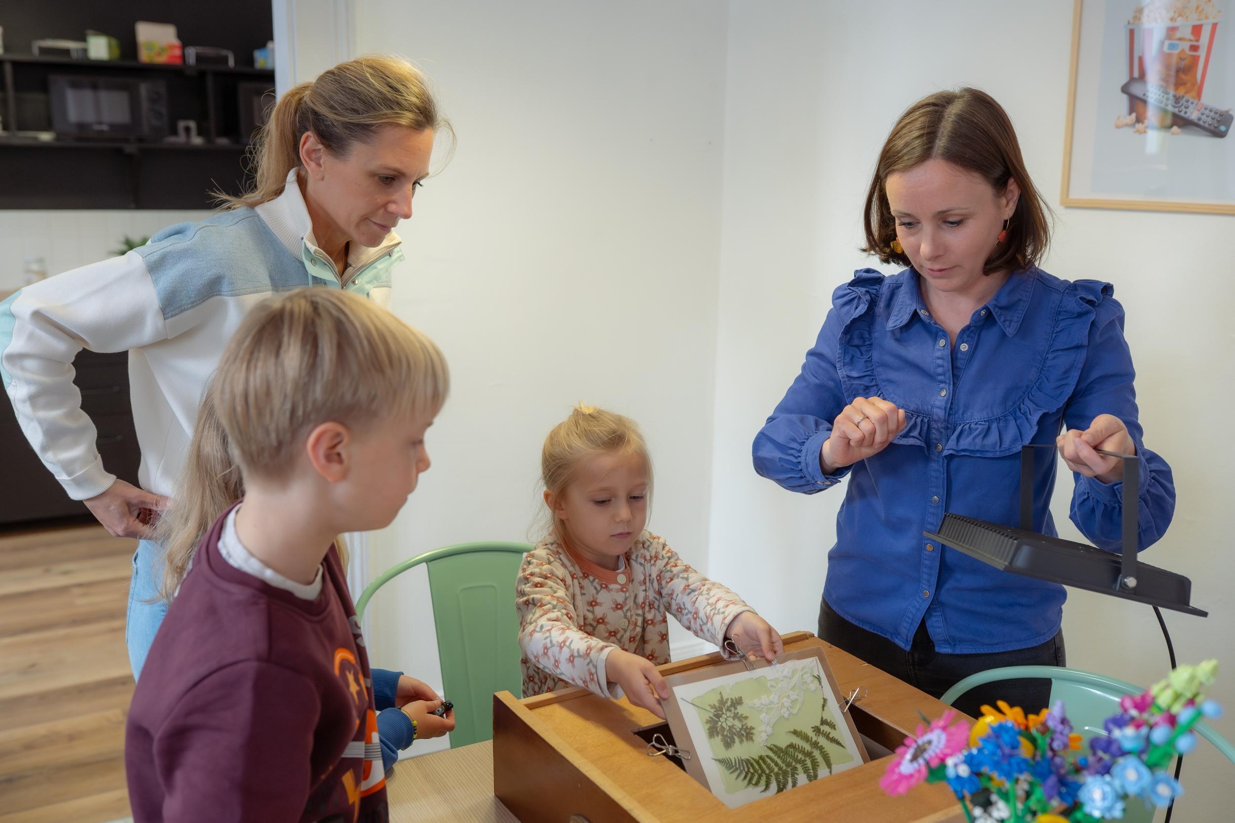 Wecandoo - Initiez-vous au cyanotype en duo avec votre enfant, accompagnés par Mathilde - Image n°6