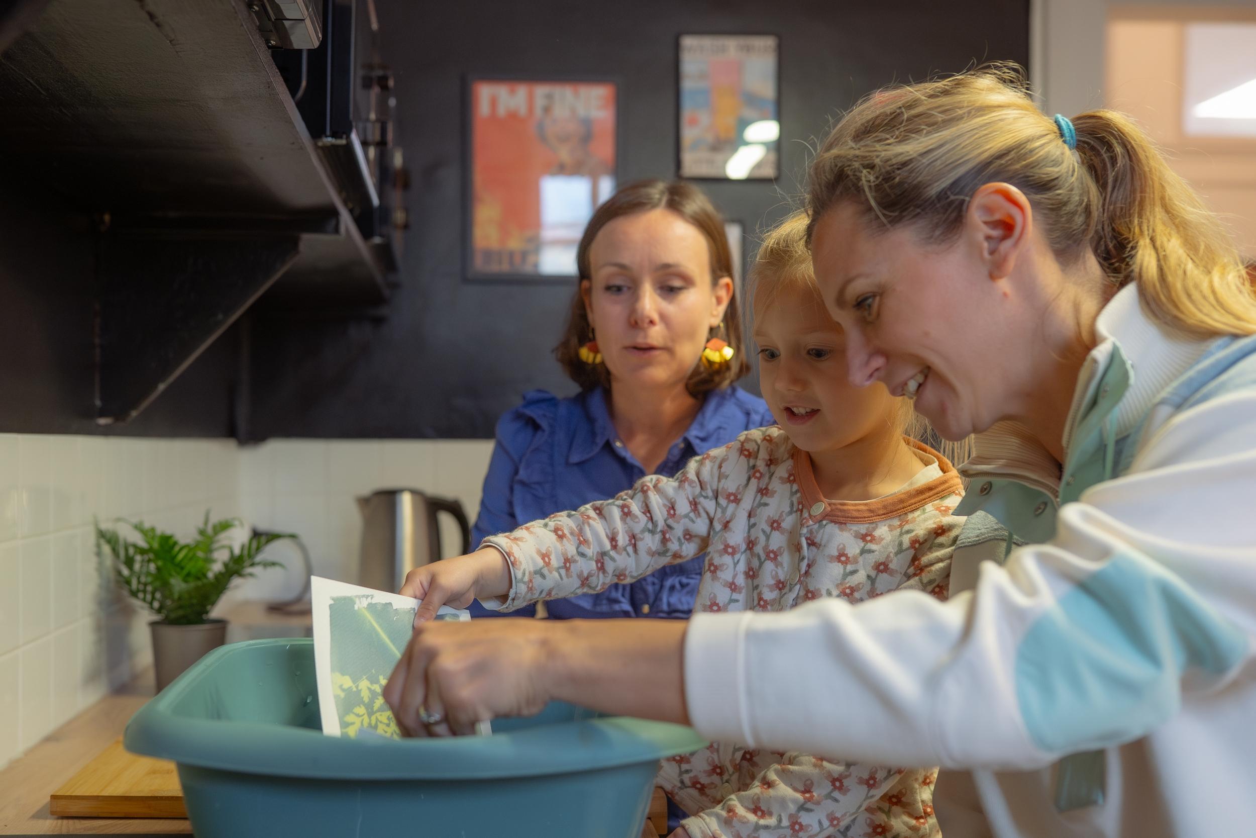 Wecandoo - Initiez-vous au cyanotype en duo avec votre enfant, accompagnés par Mathilde - Image n°3