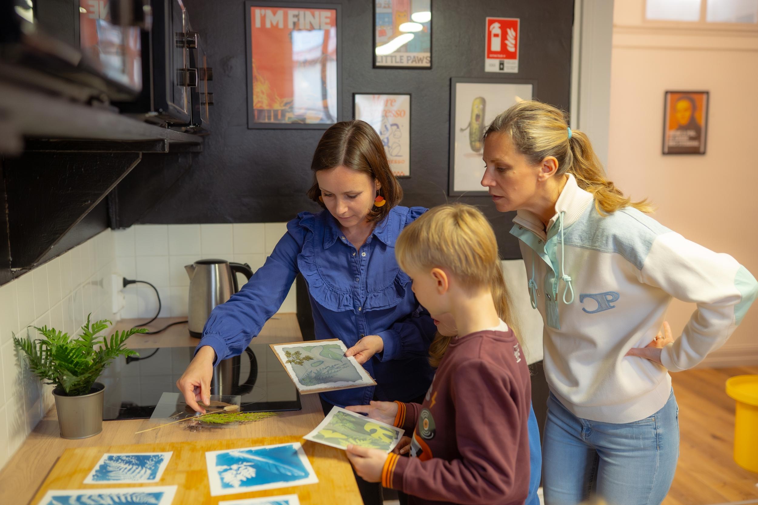 Wecandoo - Initiez-vous au cyanotype en duo avec votre enfant, accompagnés par Mathilde - Image n°7