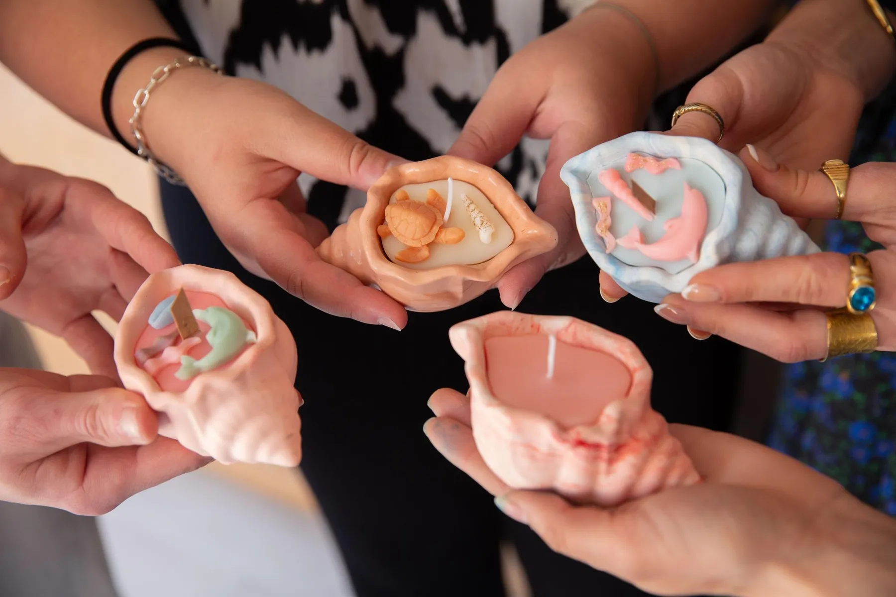 Réalisez votre bougie coquillage en jesmonite avec Laura - Image n°1 - Wecandoo