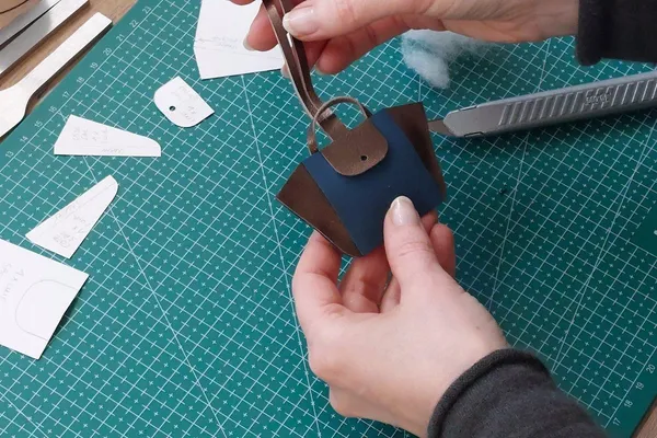 Réalisez votre charm personnalisé en cuir avec Laetitia - Image n°5 - Wecandoo