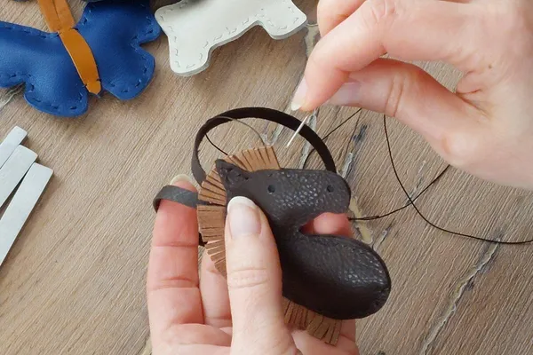 Réalisez votre charm personnalisé en cuir avec Laetitia - Image n°2 - Wecandoo