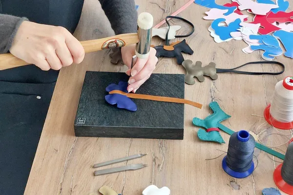 Réalisez votre charm personnalisé en cuir avec Laetitia - Image n°3 - Wecandoo