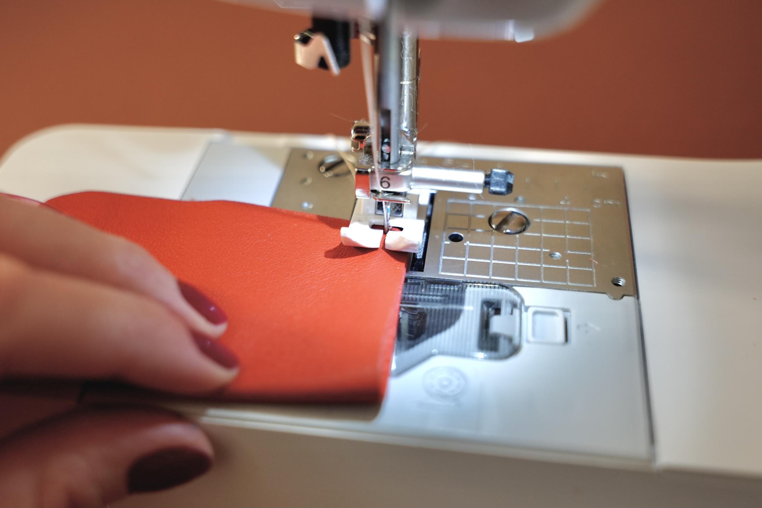 Wecandoo - Initiez-vous à la couture du cuir à la machine à coudre avec Clémence - Image n°5
