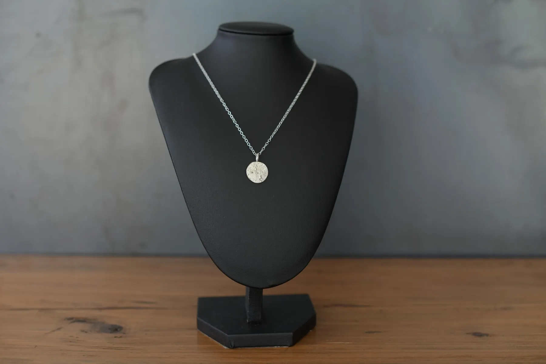 Réalisez votre pendentif en argent réticulé avec Alexis - Image n°1 - Wecandoo