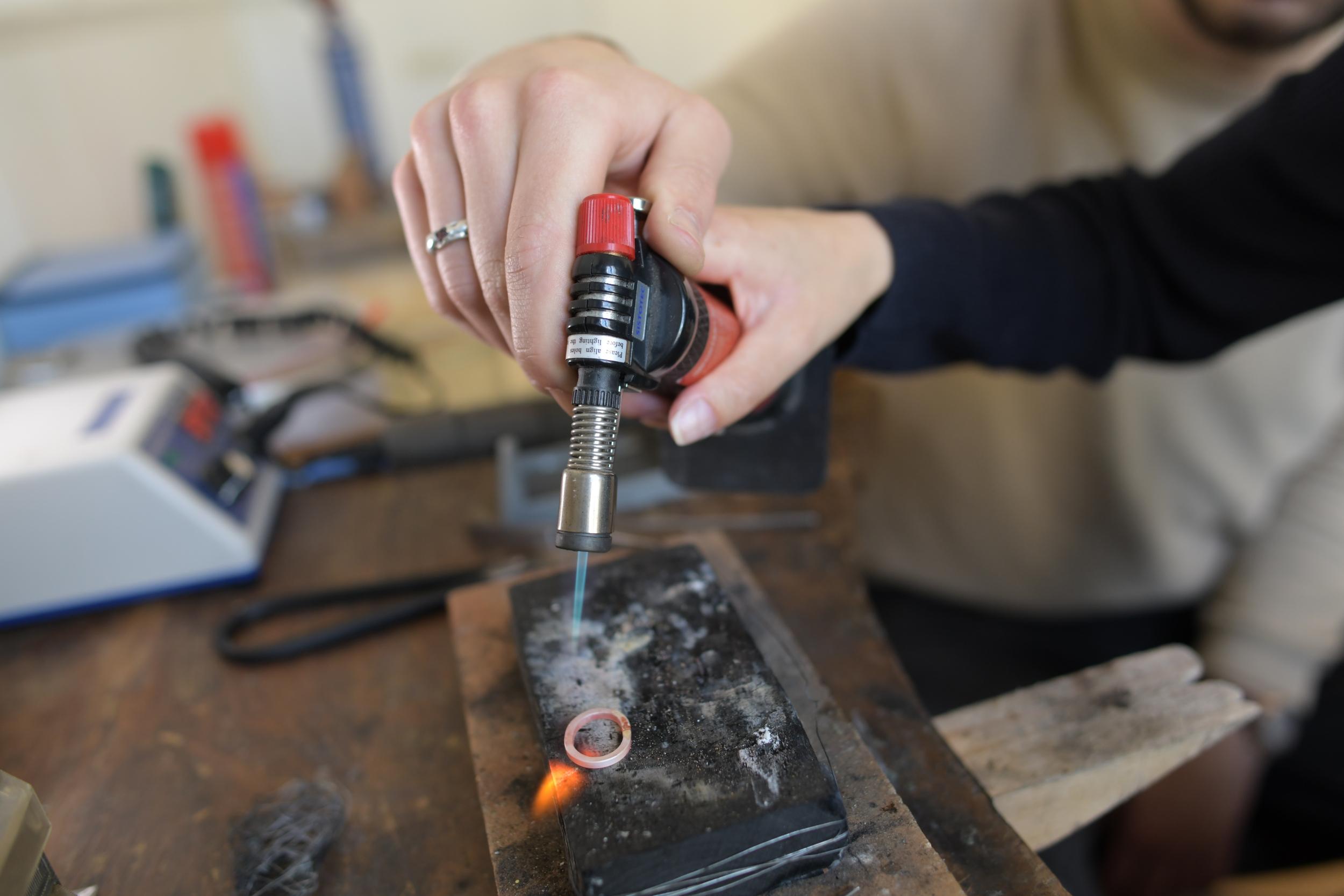 Wecandoo - Réalisez votre bague en argent en forge à froid avec Alexis - Image n°6