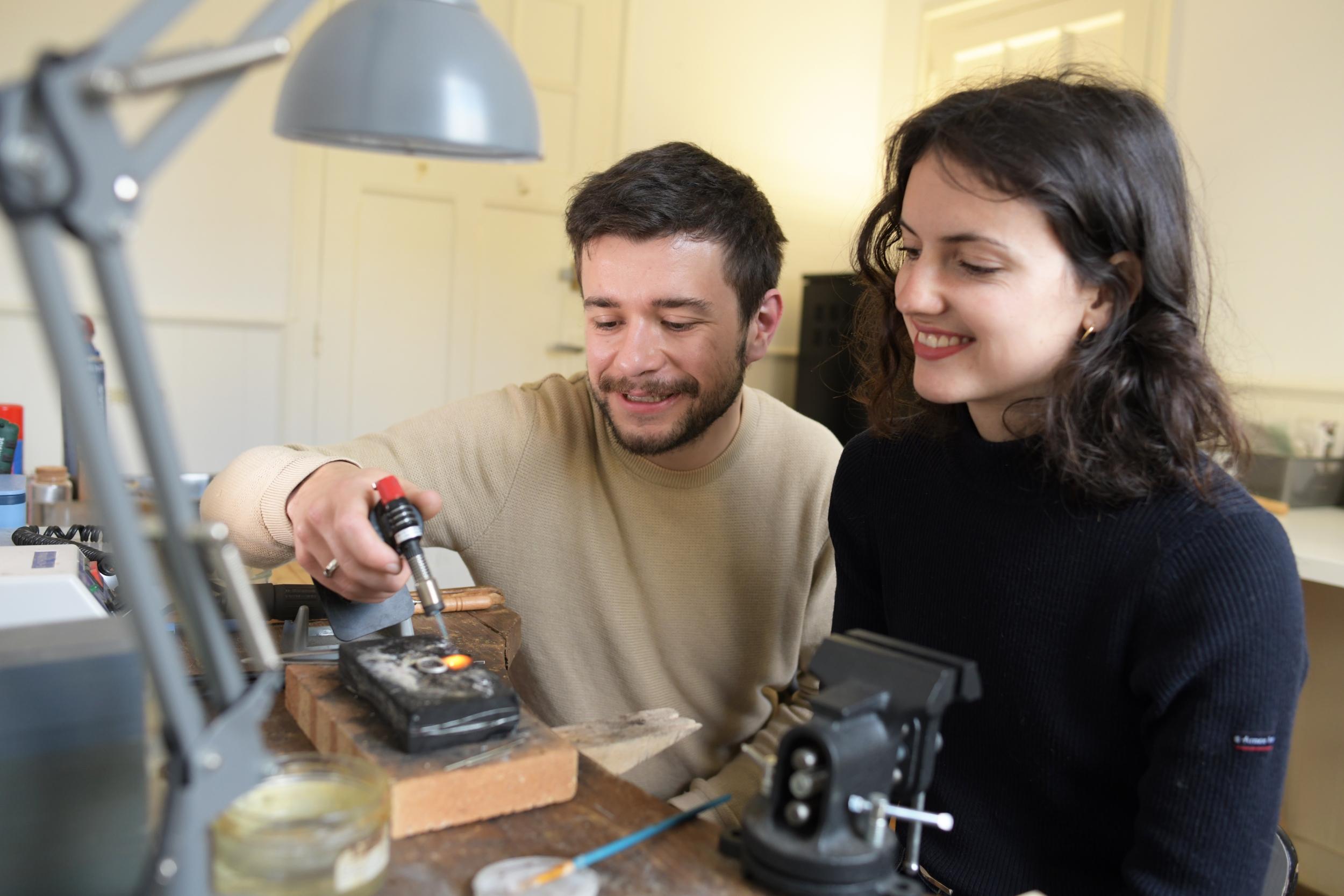 Wecandoo - Réalisez votre pendentif en laiton avec Alexis - Image n°3