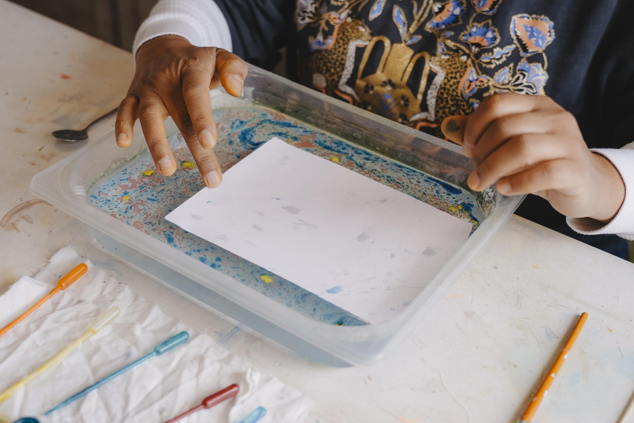 Wecandoo - Fabriquez votre papier marbré avec Valérie - Image n°4