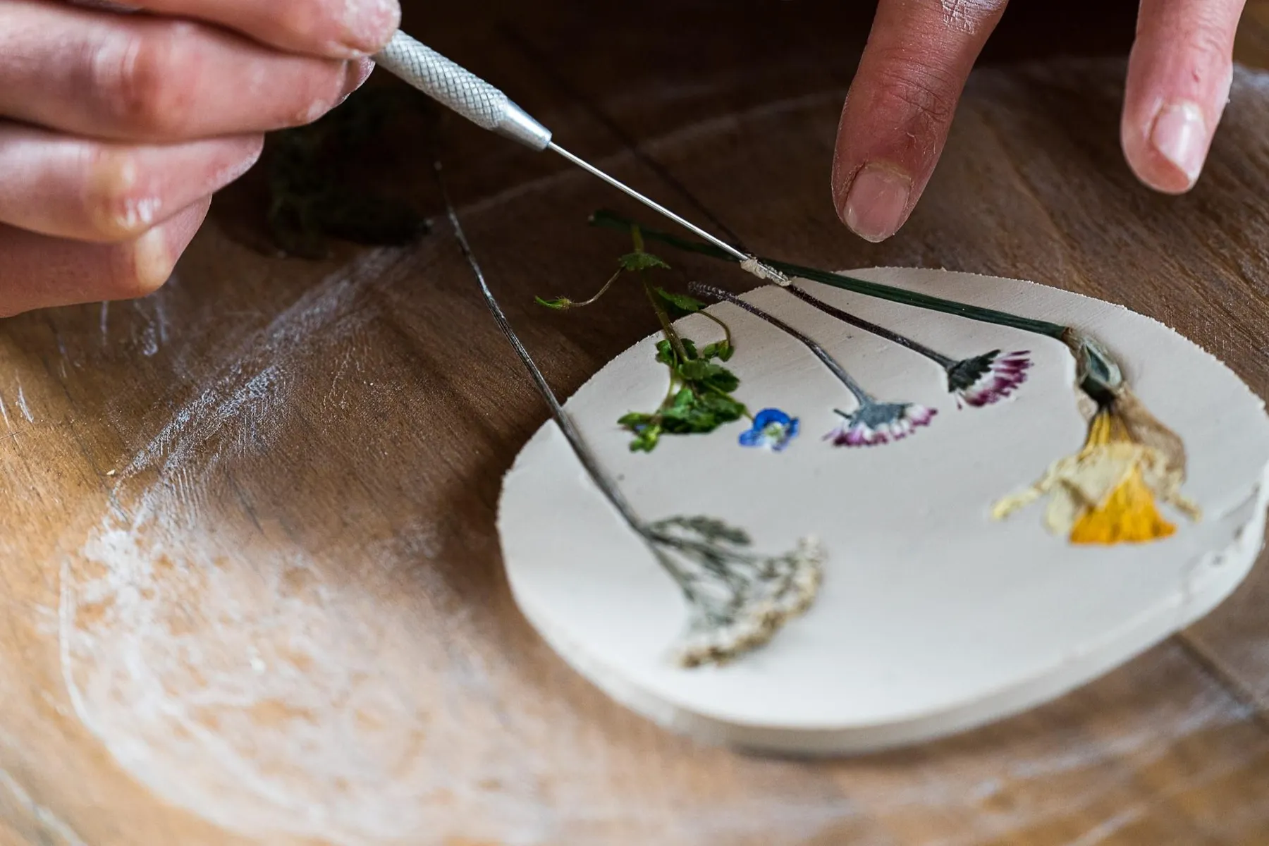 Modelez votre assiette personnalisée avec une empreinte végétale colorée - Image n°2 - Wecandoo