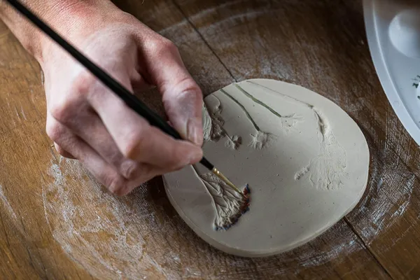 Modelez votre assiette personnalisée avec une empreinte végétale colorée - Image n°3 - Wecandoo