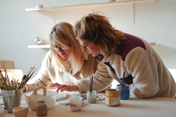 Initiez-vous au modelage et au décor sur céramique avec Clémentine - Image n°2 - Wecandoo