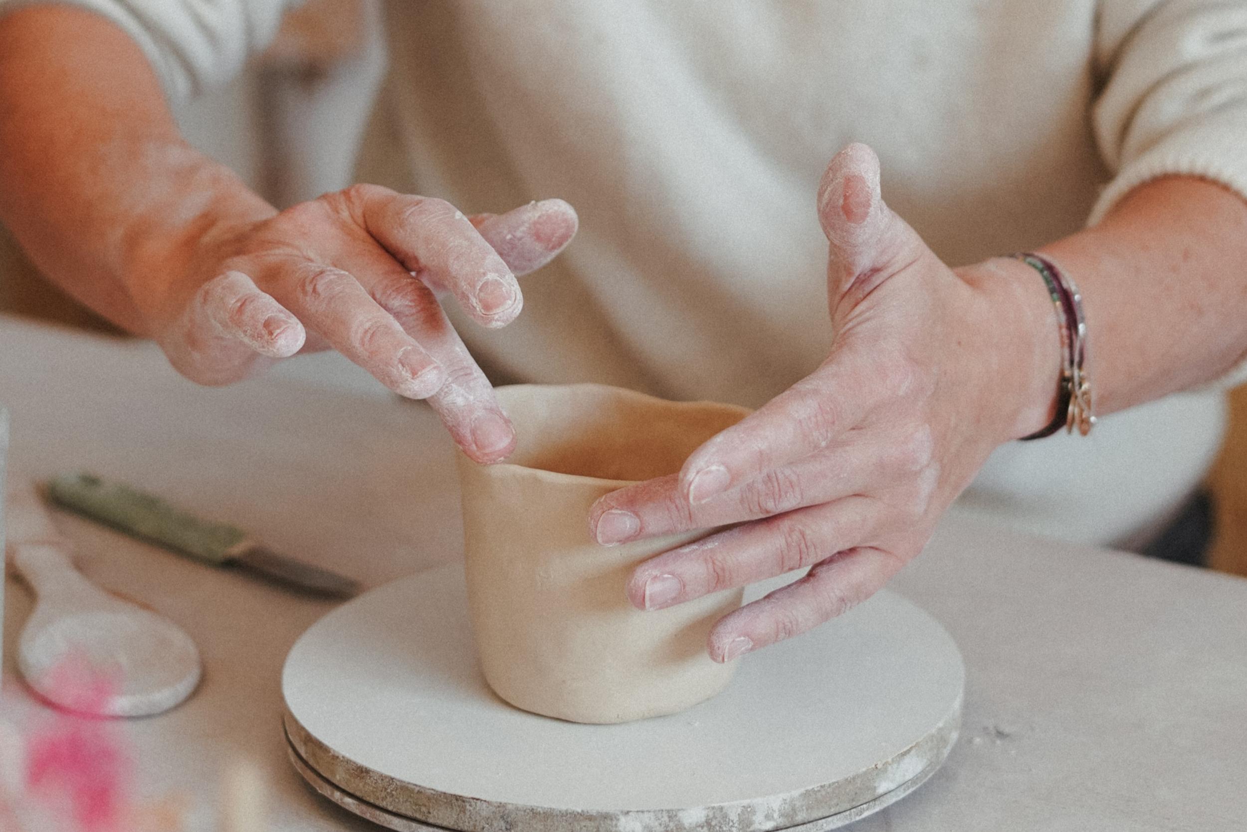 Initiez-vous au modelage et au décor sur céramique