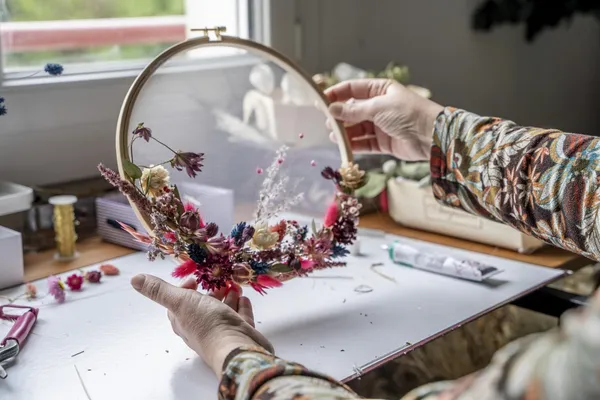 Réunissez votre équipe et réalisez vos créations en fleurs séchées avec Lydia - Image n°1 - Wecandoo