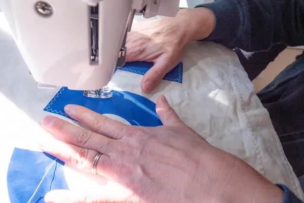 Créez votre housse de coussin en voile de bateau avec Olivia - Image n°5 - Wecandoo