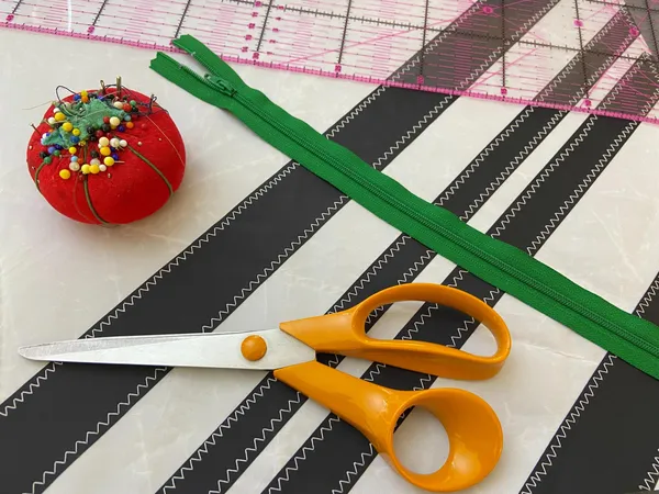 Créez votre housse de coussin en voile de bateau avec Olivia - Image n°2 - Wecandoo