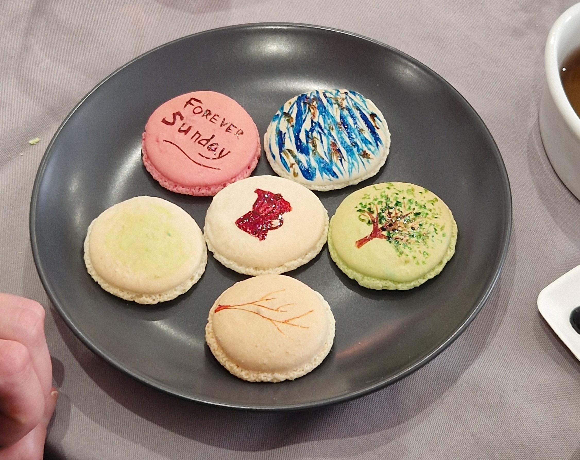Wecandoo - Initiez-vous à la peinture sur macarons avec Fanny - Image n°1