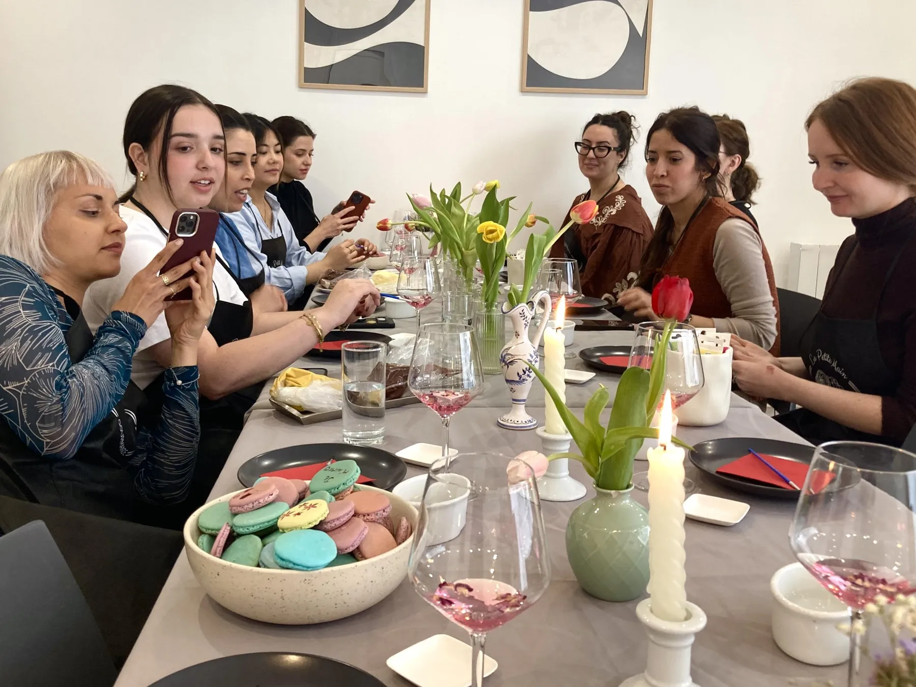 Initiez-vous à la peinture sur macarons avec Fanny - Image n°4 - Wecandoo