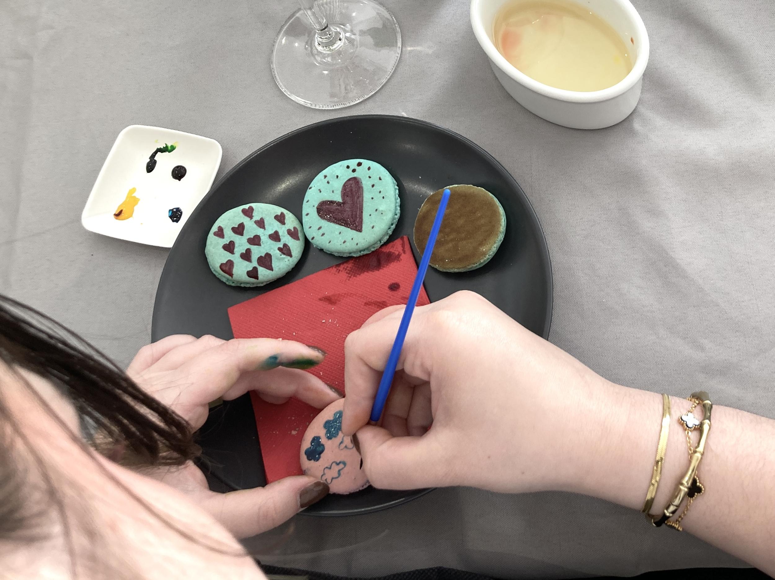 Wecandoo - Initiez-vous à la peinture sur macarons avec Fanny - Image n°8