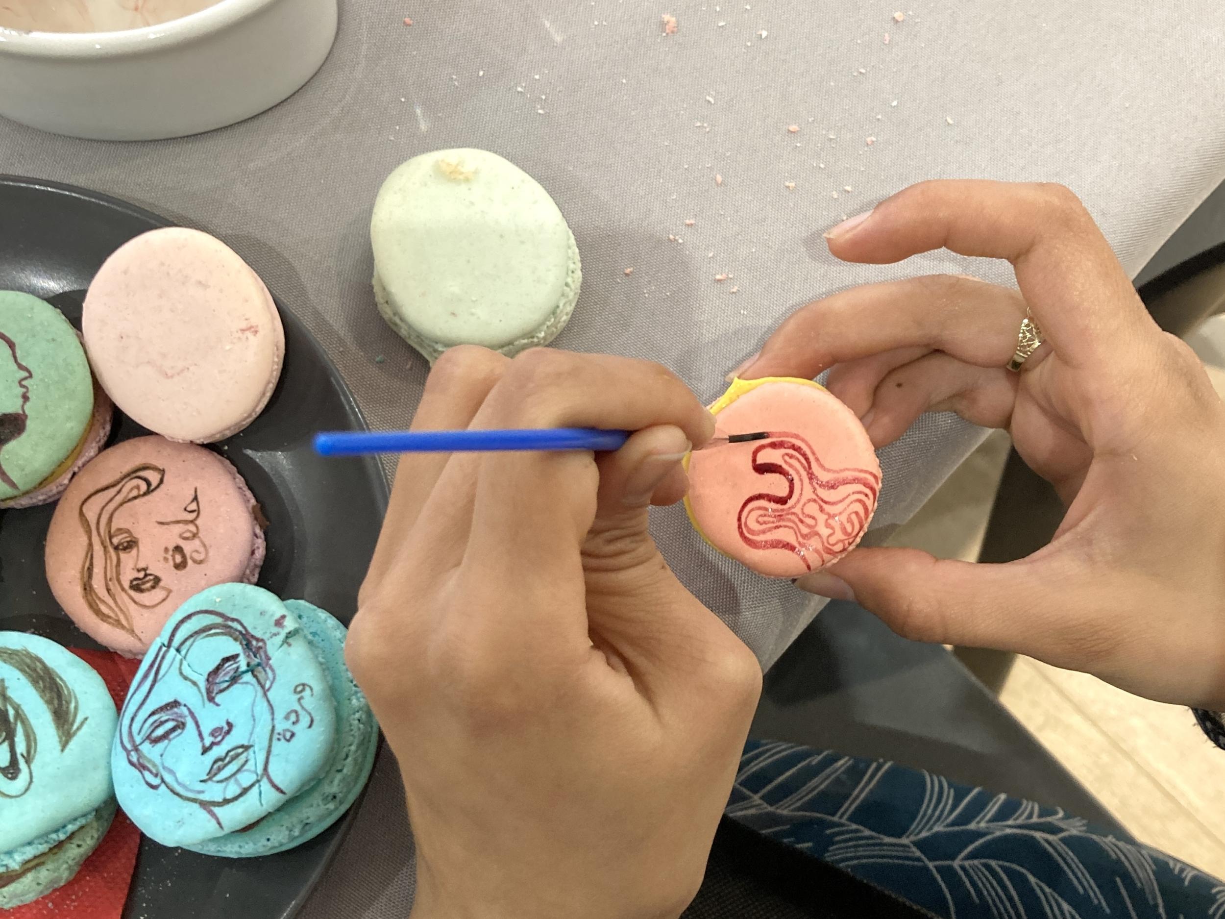Wecandoo - Initiez-vous à la peinture sur macarons avec Fanny - Image n°3