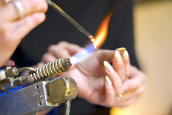Réalisez votre bouquet de fleurs filé au chalumeau sur une journée avec Catherine - Image n°2 - Wecandoo