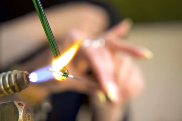 Initiez-vous au filage de verre avec Catherine - Image n°2 - Wecandoo