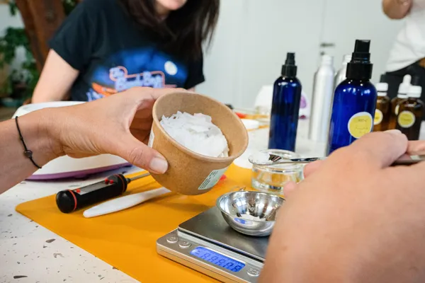 Créez votre crème visage sur mesure avec Perrine - Afbeelding nr. 1 - Wecandoo