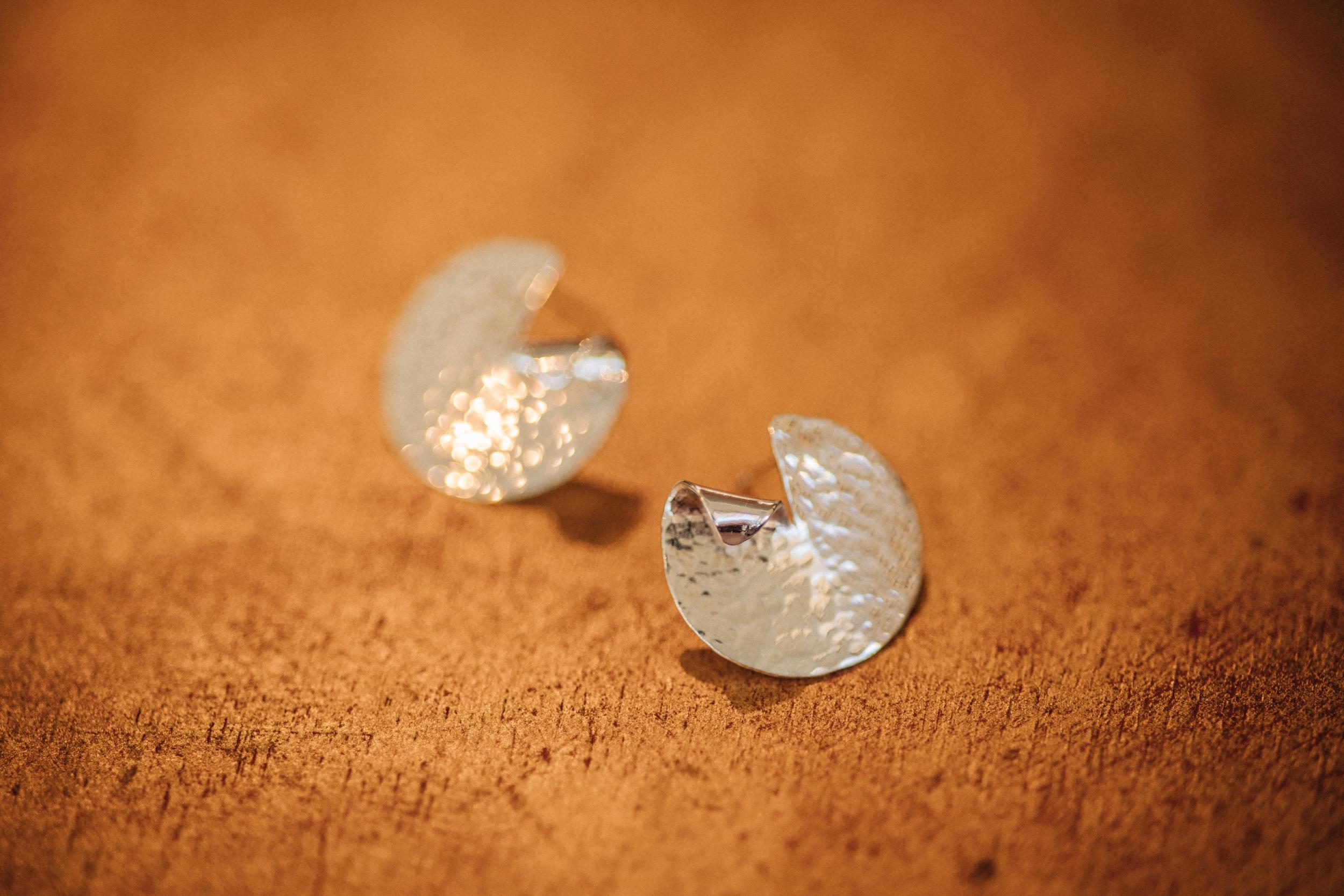 Wecandoo - Créez vos boucles d'oreilles ou votre pendentif en argent avec Olivia - Image n°1