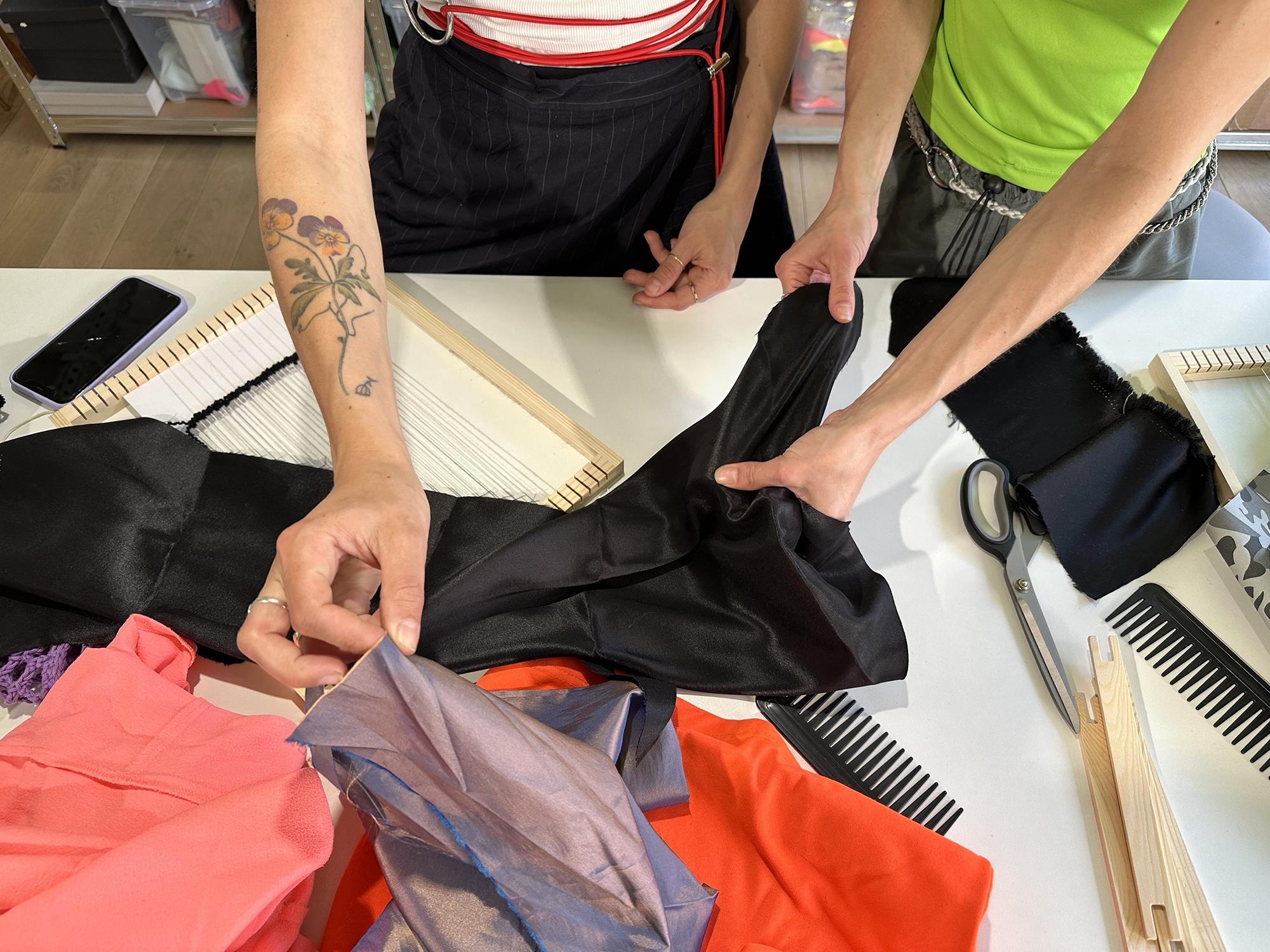 Wecandoo - Découvrez le tissage upcycling sur cadre avec Mathilde - Image n°5