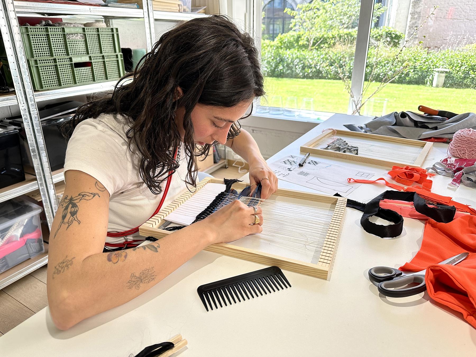 Wecandoo - Découvrez le tissage upcycling sur cadre avec Mathilde - Image n°7