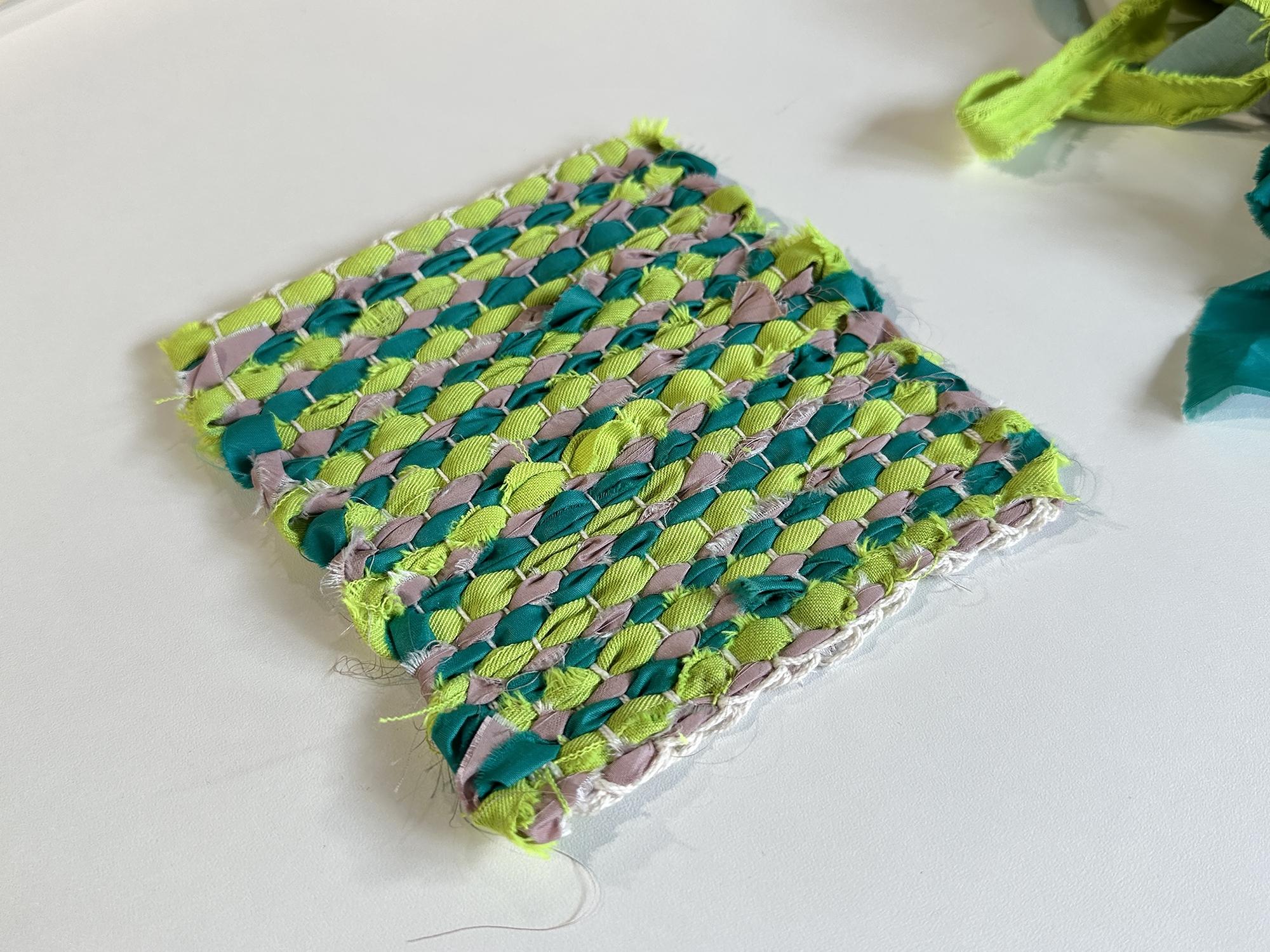 Wecandoo - Découvrez le tissage upcycling sur cadre avec Mathilde - Image n°1