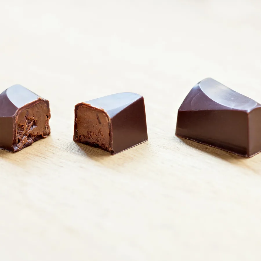 Réunissez votre équipe et dégustez des chocolats artisanaux avec Sabrina et Andrès - Image n°1 - Wecandoo