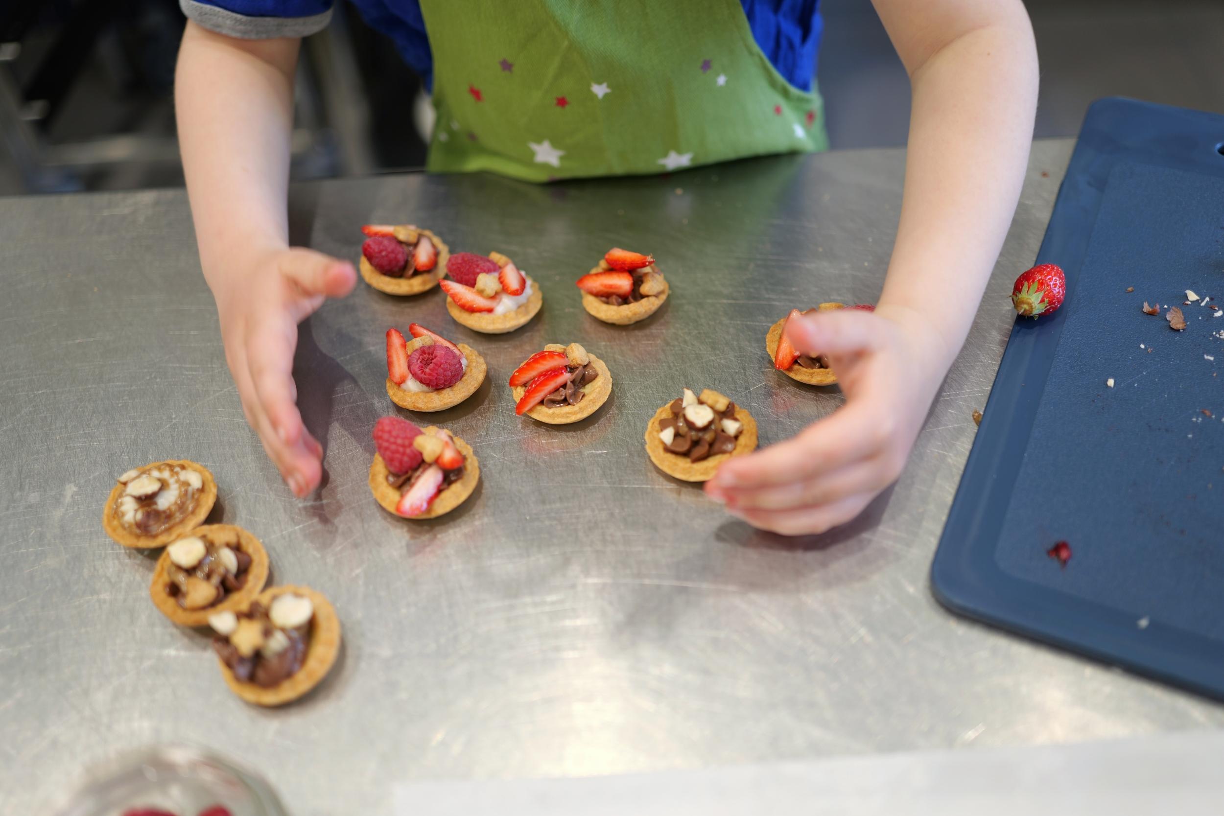 Wecandoo - Réalisez vos mini tartelettes créatives en duo avec votre enfant accompagnés par Lola - Image n°5