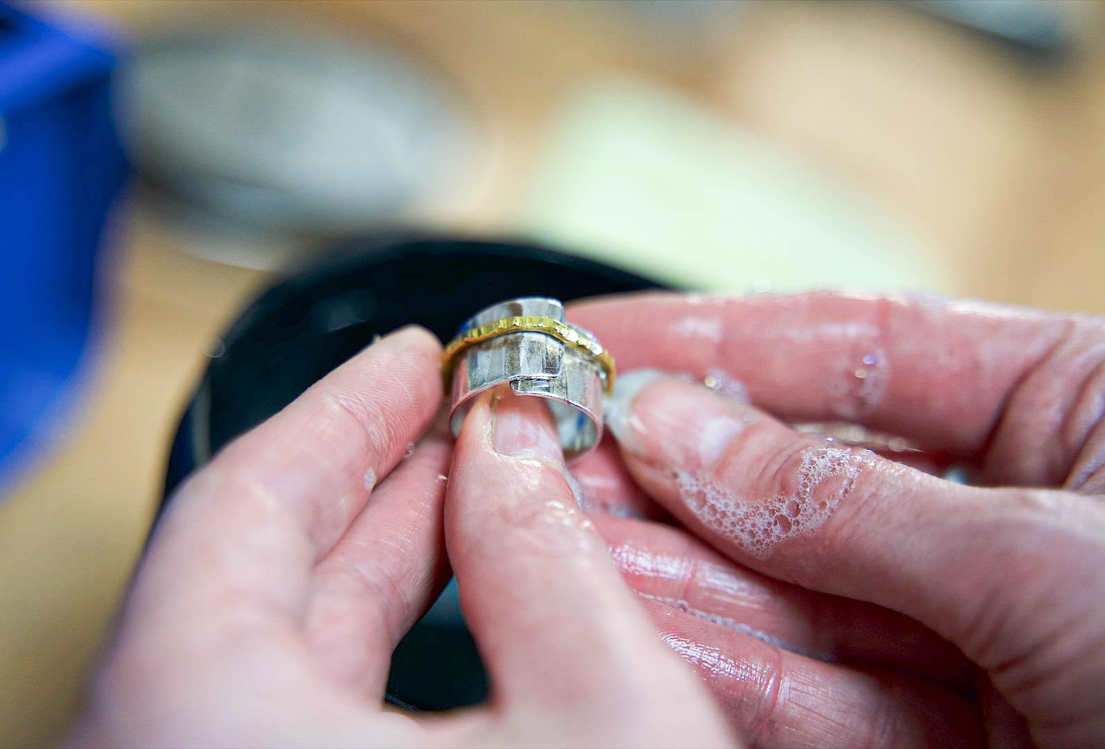 Wecandoo - Fabriquez votre bague en argent massif et laiton avec Bérangère - Image n°2