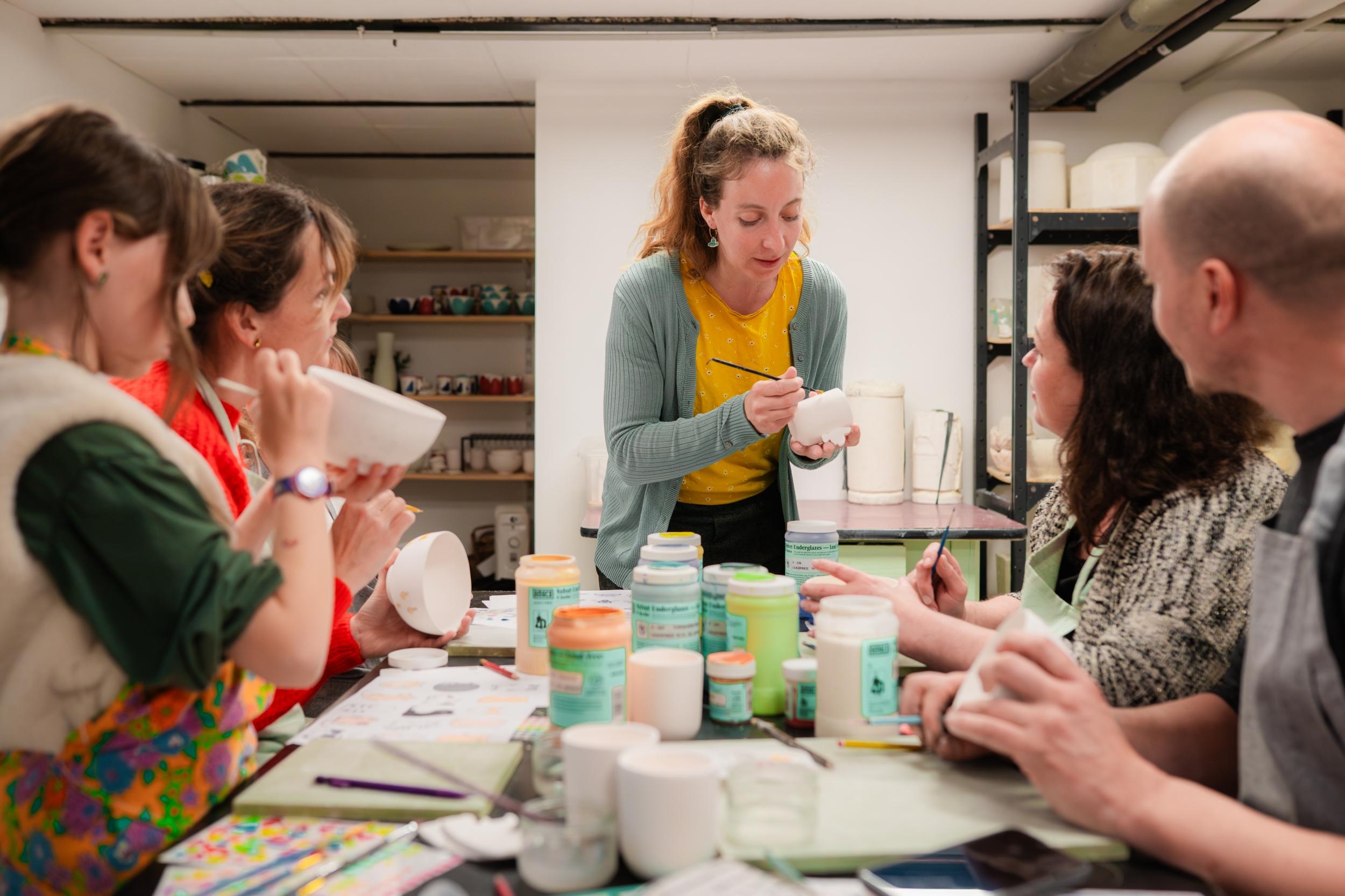 Wecandoo - Initiez-vous au décor sur porcelaine avec Marion - Image n°4