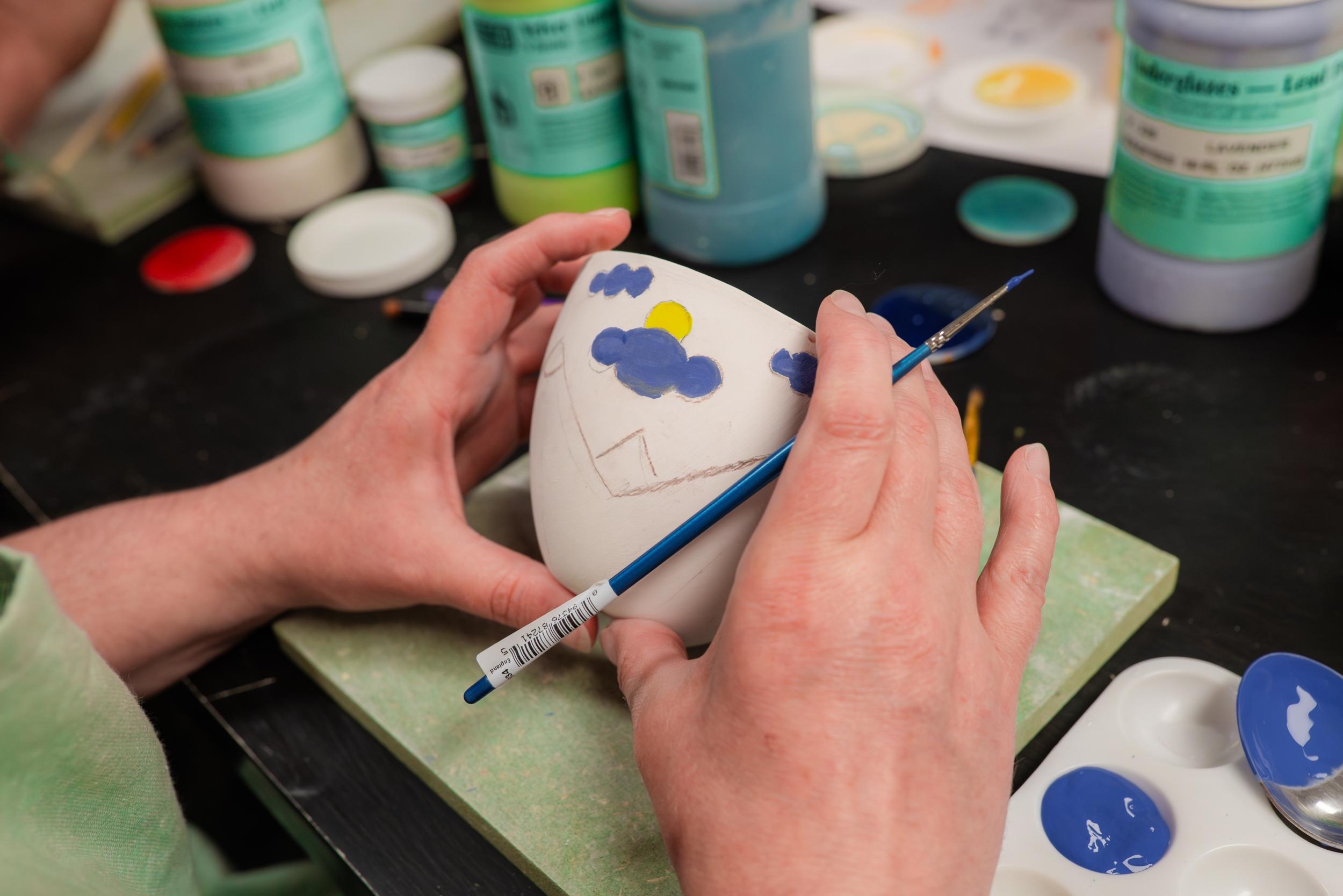 Wecandoo - Initiez-vous au décor sur porcelaine avec Marion - Image n°1