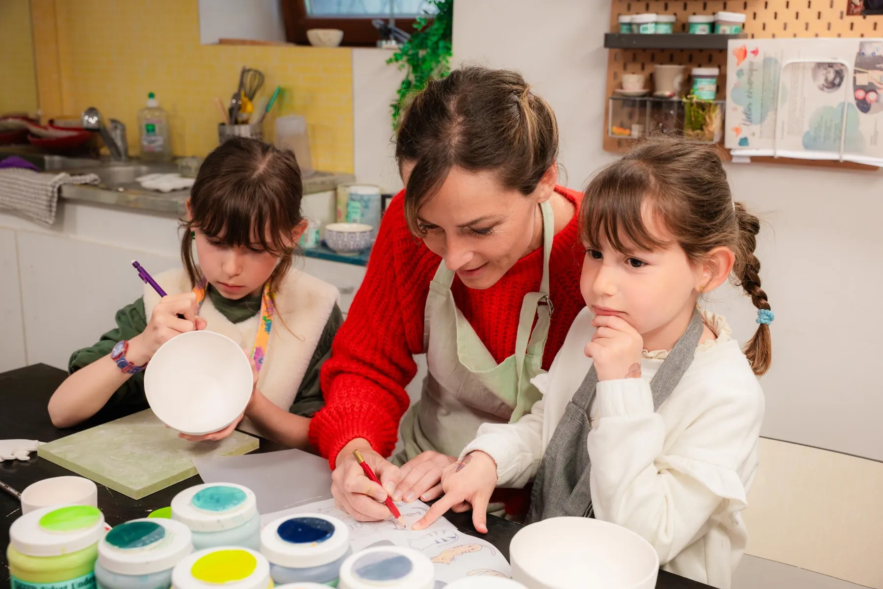 Initiez-vous au décor sur porcelaine en duo avec votre enfant, accompagnés par Marion - Image n°3 - Wecandoo