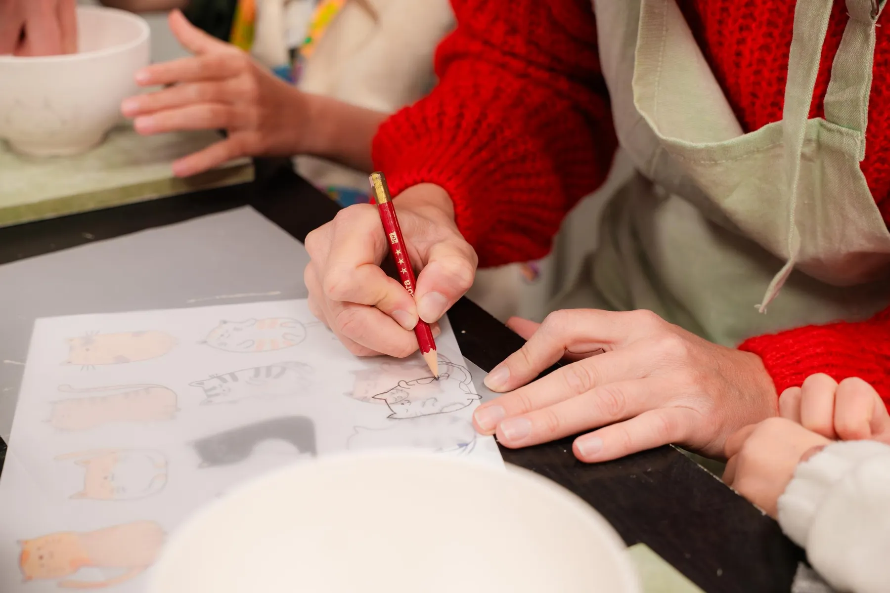 Initiez-vous au décor sur porcelaine en duo avec votre enfant, accompagnés par Marion - Image n°4 - Wecandoo