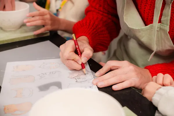 Initiez-vous au décor sur porcelaine en duo avec votre enfant, accompagnés par Marion - Image n°4 - Wecandoo